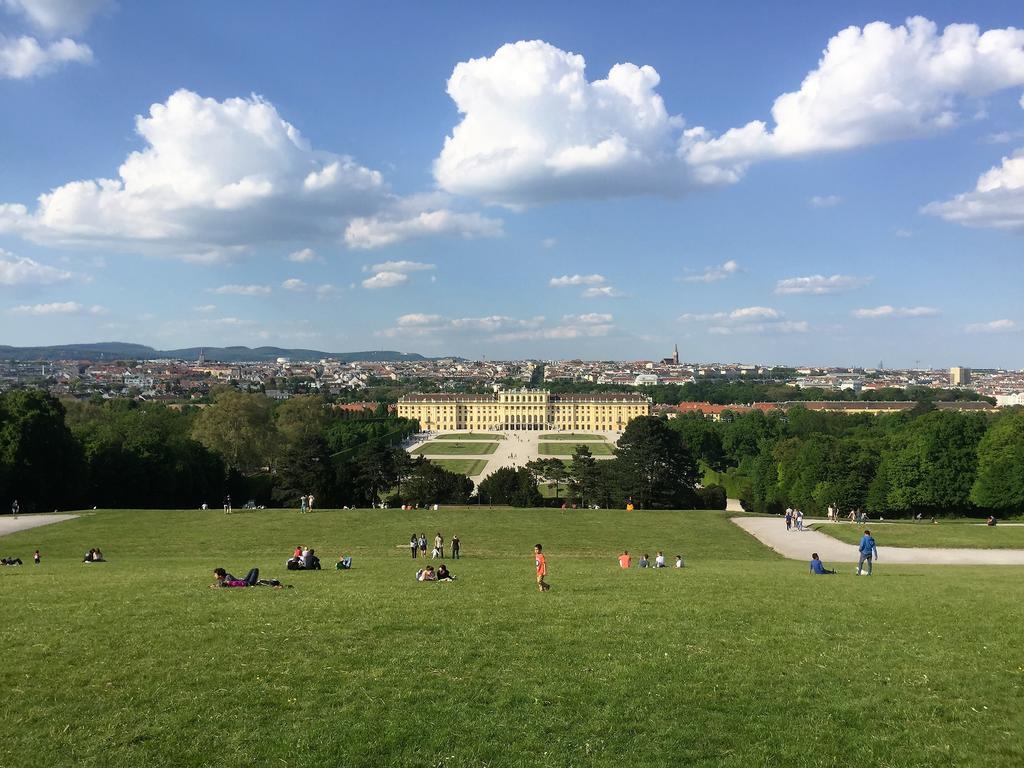 3 Rooms Sunny Apartments-Schoenbrunn, 100M2 With Balcony Vienna Esterno foto